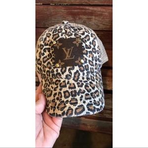 Leopard trucker hat with patch (beige)